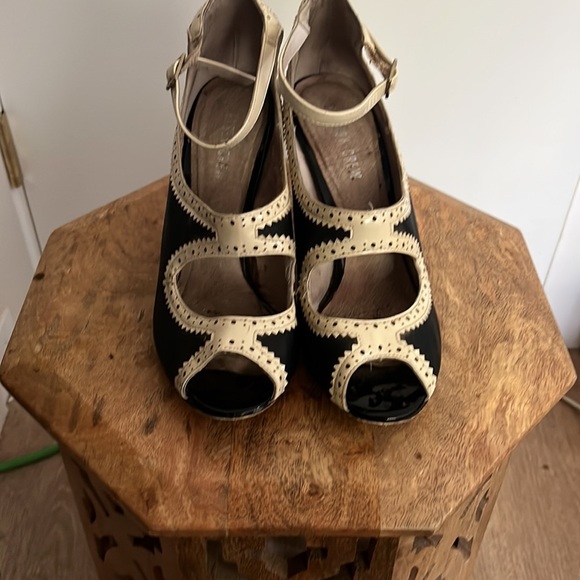 Chelsea Crew | Black and white pumps - Picture 3 of 4